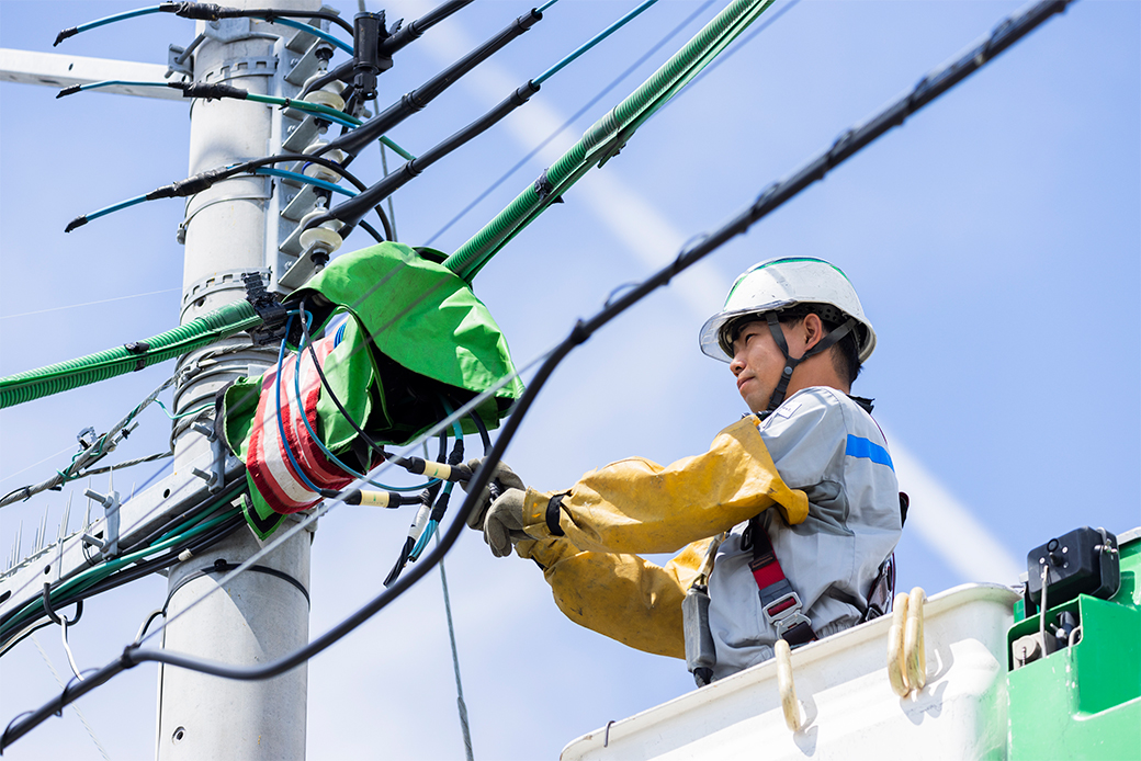 写真：配電工事の様子