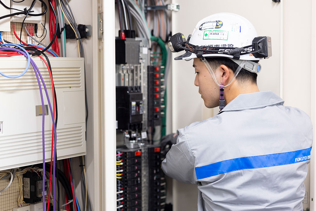 写真：電気工事の様子