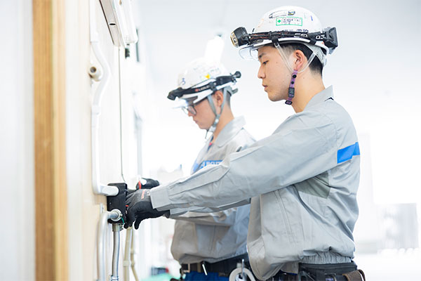 写真：電気工事の様子